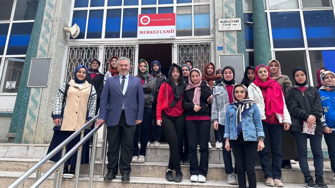 Okulumuzun kız öğrencileriyle Cami Gençlik buluşması gerçekleştirildi. Yapılan buluşmaya İlçe Müftüsü Sayın Mehmet Cebeci de katıldı.